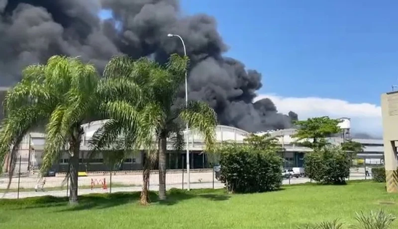 Incendio en una terminal de carga del Aeropuerto de Ro de Janeiro.Incendio en una terminal de carga del Aeropuerto de Ro de Janeiro.